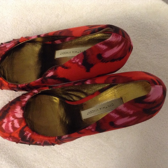 CYNTHIA VINCENT RED, BLACK,& PINK PRINT PUMP - Picture 4 of 4